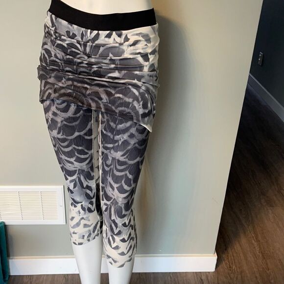 Lululemon size 10 capris - Picture 1 of 3